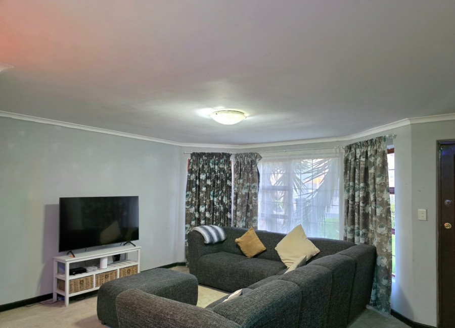 To Let 3 Bedroom Property for Rent in Uitzicht Western Cape